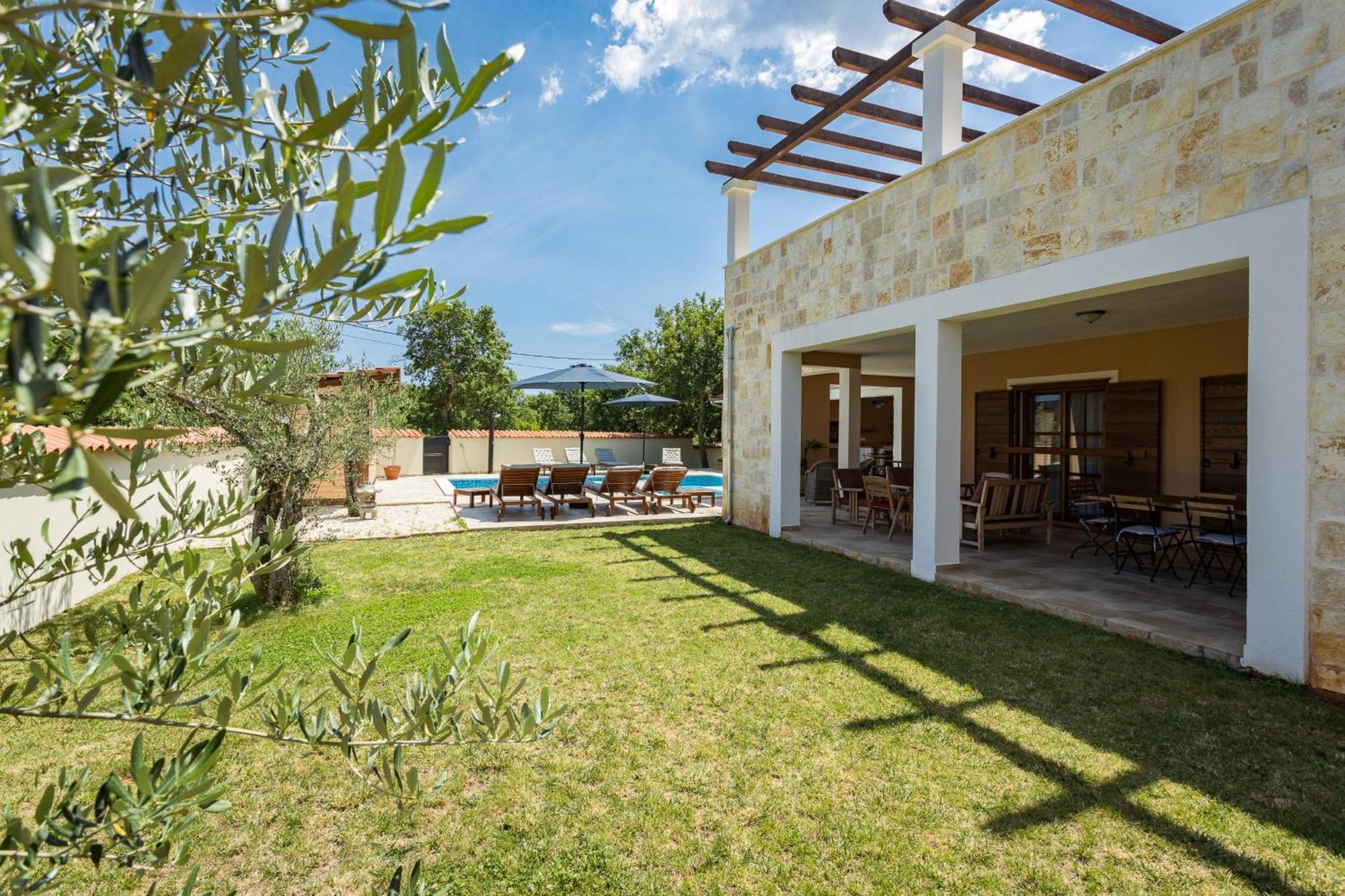 Villa Cirka In Central Istria For 14 Persons With Pool Heating & Pool Table Svetvinčenat エクステリア 写真