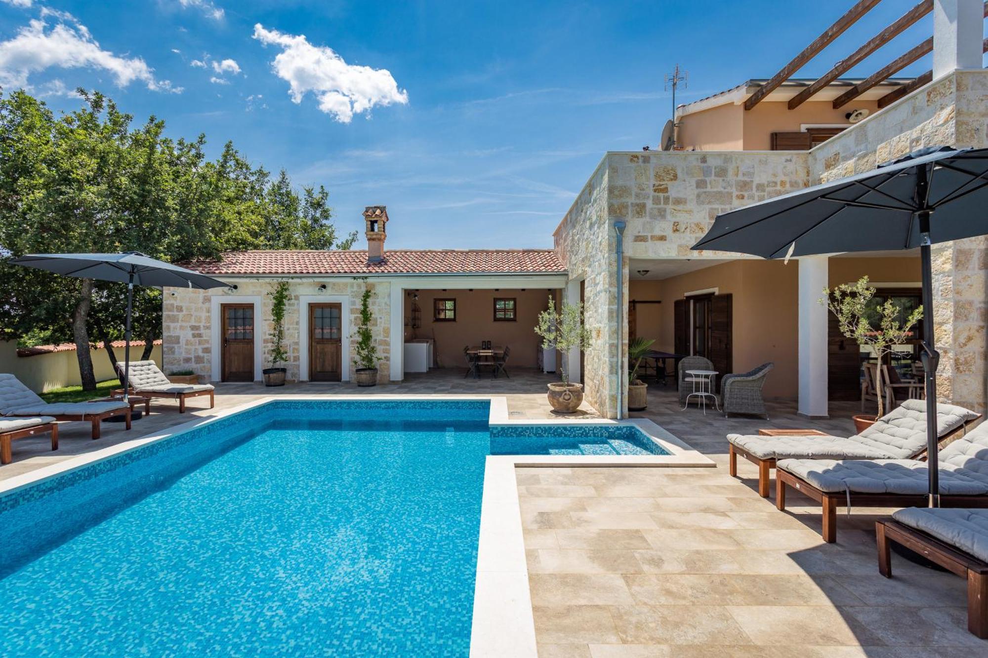 Villa Cirka In Central Istria For 14 Persons With Pool Heating & Pool Table Svetvinčenat エクステリア 写真